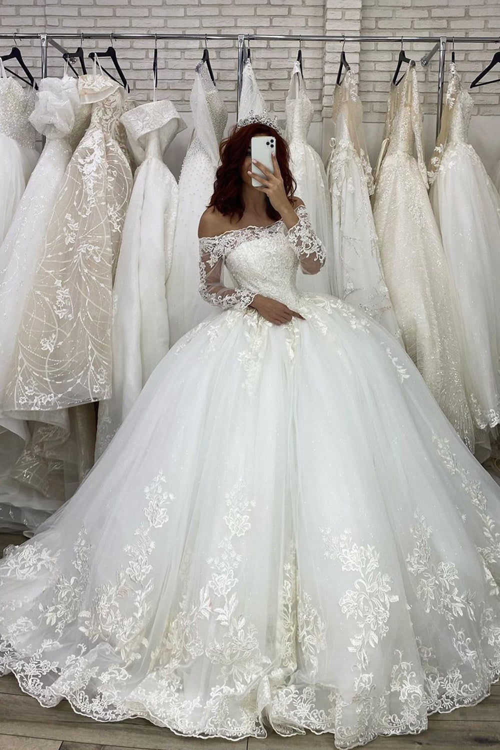 Schulterfreies Illusions-Ballkleid-Hochzeitskleid mit langen Ärmeln und Applikationen