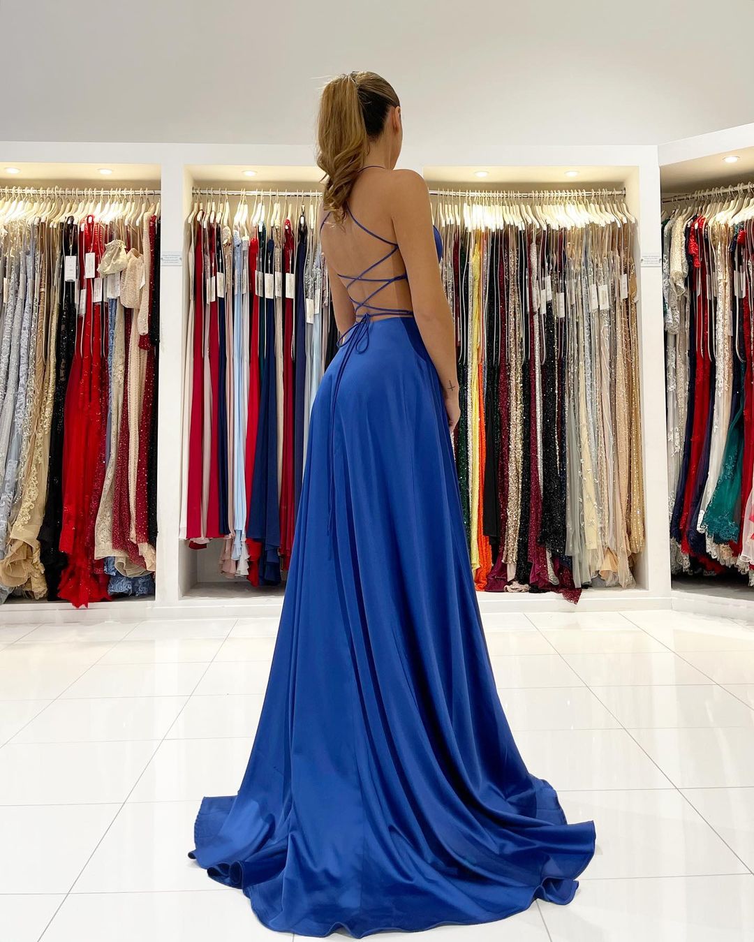 Königsblaues, langes, plissiertes Ballkleid mit V-Ausschnitt und hohem Schlitz