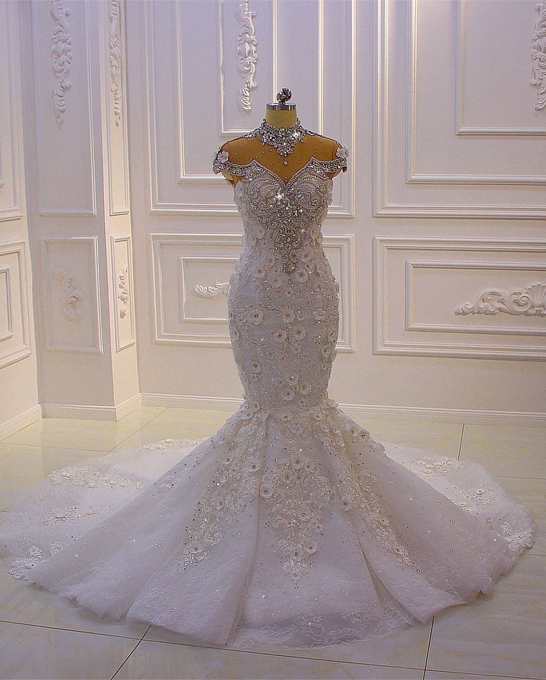 Hochgeschlossenes Meerjungfrau-Brautkleid aus Kristalltüll mit Spitzenapplikationen