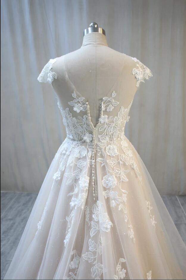 Bodenlanges Bateau-Brautkleid in A-Linie mit Spitzenapplikationen und Tüll