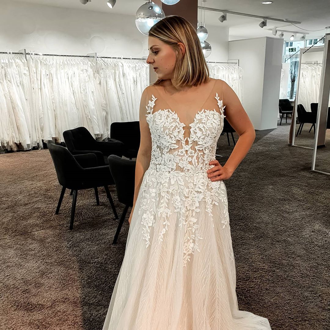 Bodenlanges Tüll-Brautkleid mit V-Ausschnitt, rückenfreier Spitzenapplikation