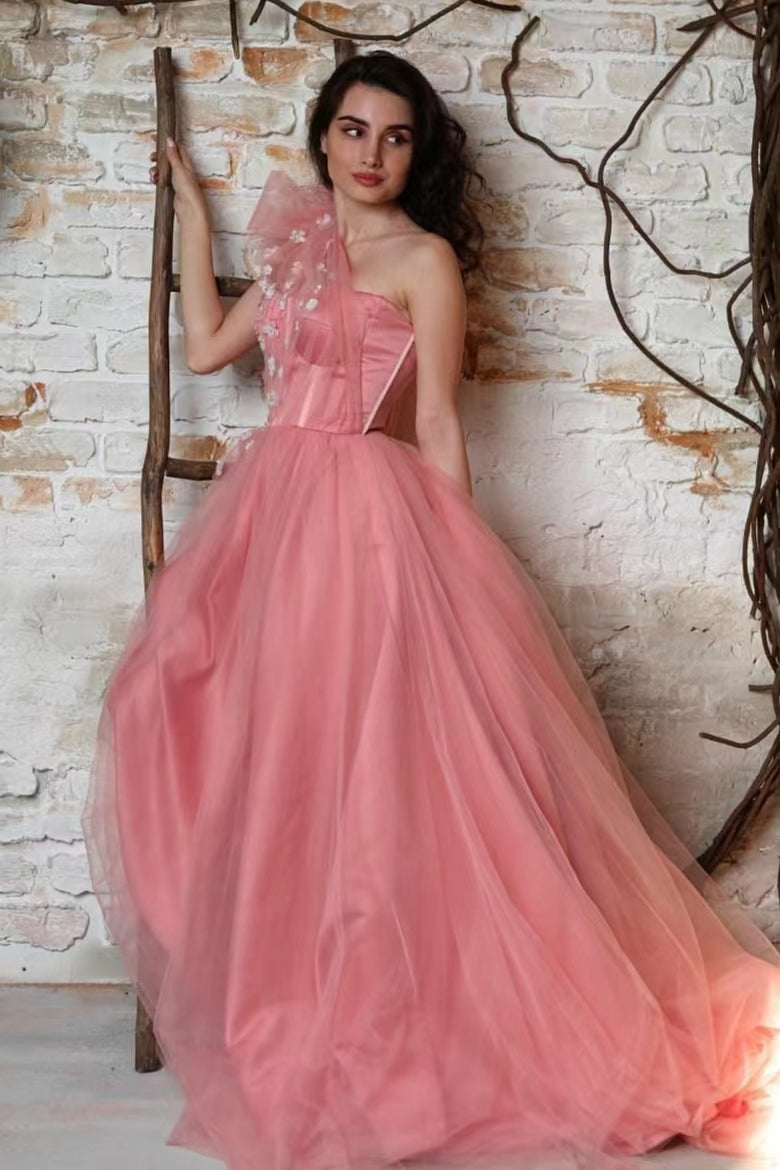 Wunderschönes, einschultriges, ärmelloses Tüll-Abschlussballkleid mit Applikationen