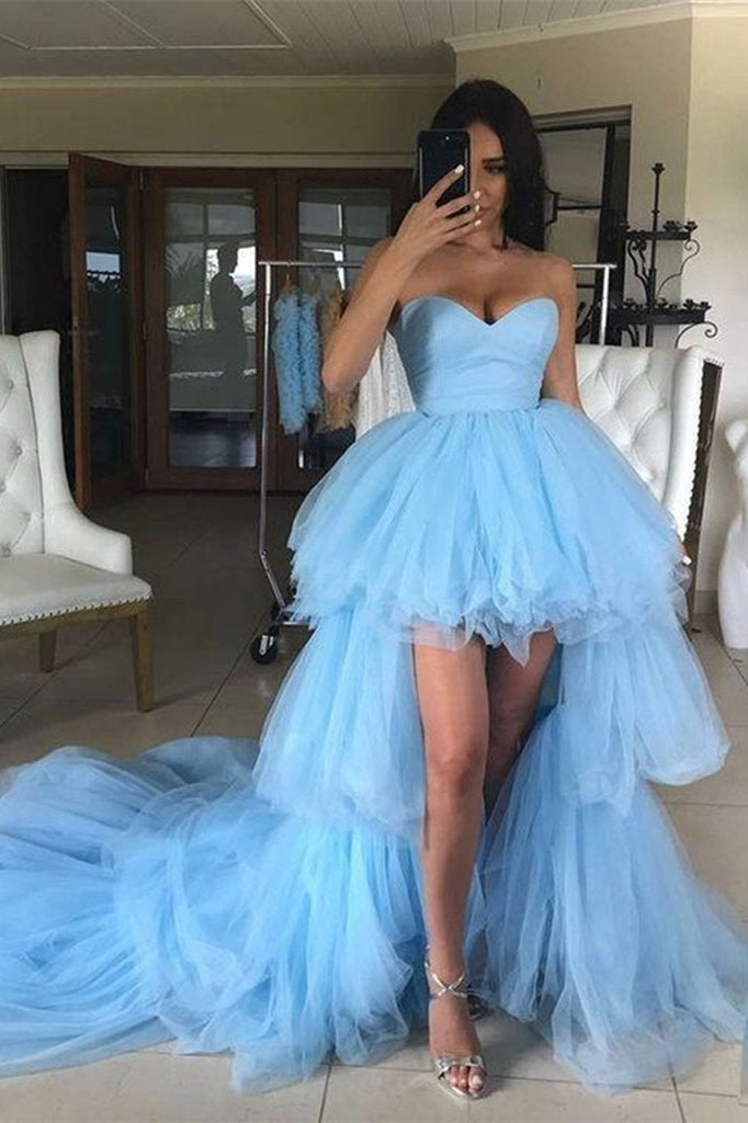 Blaues High-Lo-Abschlussballkleid aus Tüll mit Herzausschnitt