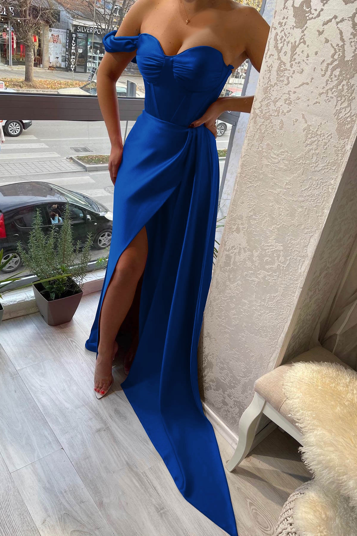 Atemberaubendes, schulterfreies, herzförmiges, geschlitztes Abendkleid mit Rüschen