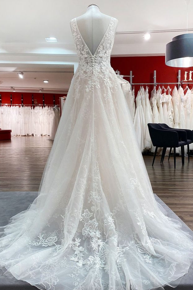 Langes A-Linien-Brautkleid mit tiefem V-Ausschnitt und ärmellosem Tüll mit offenem Rücken und Spitzenapplikationen