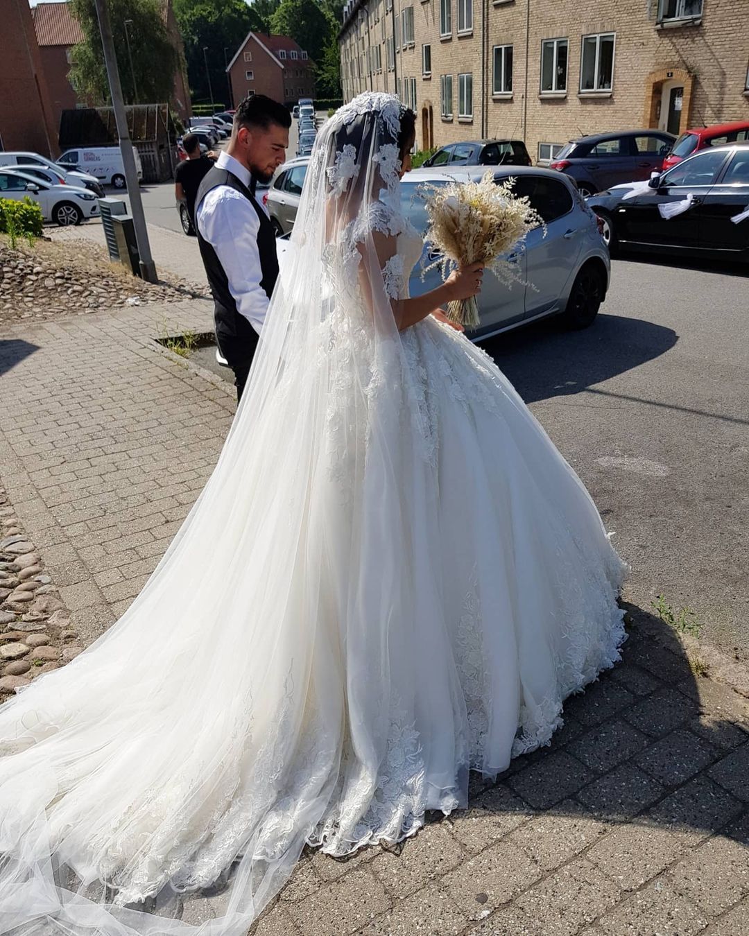 Wunderschönes langes schulterfreies Prinzessinnen-Brautkleid mit Spitze