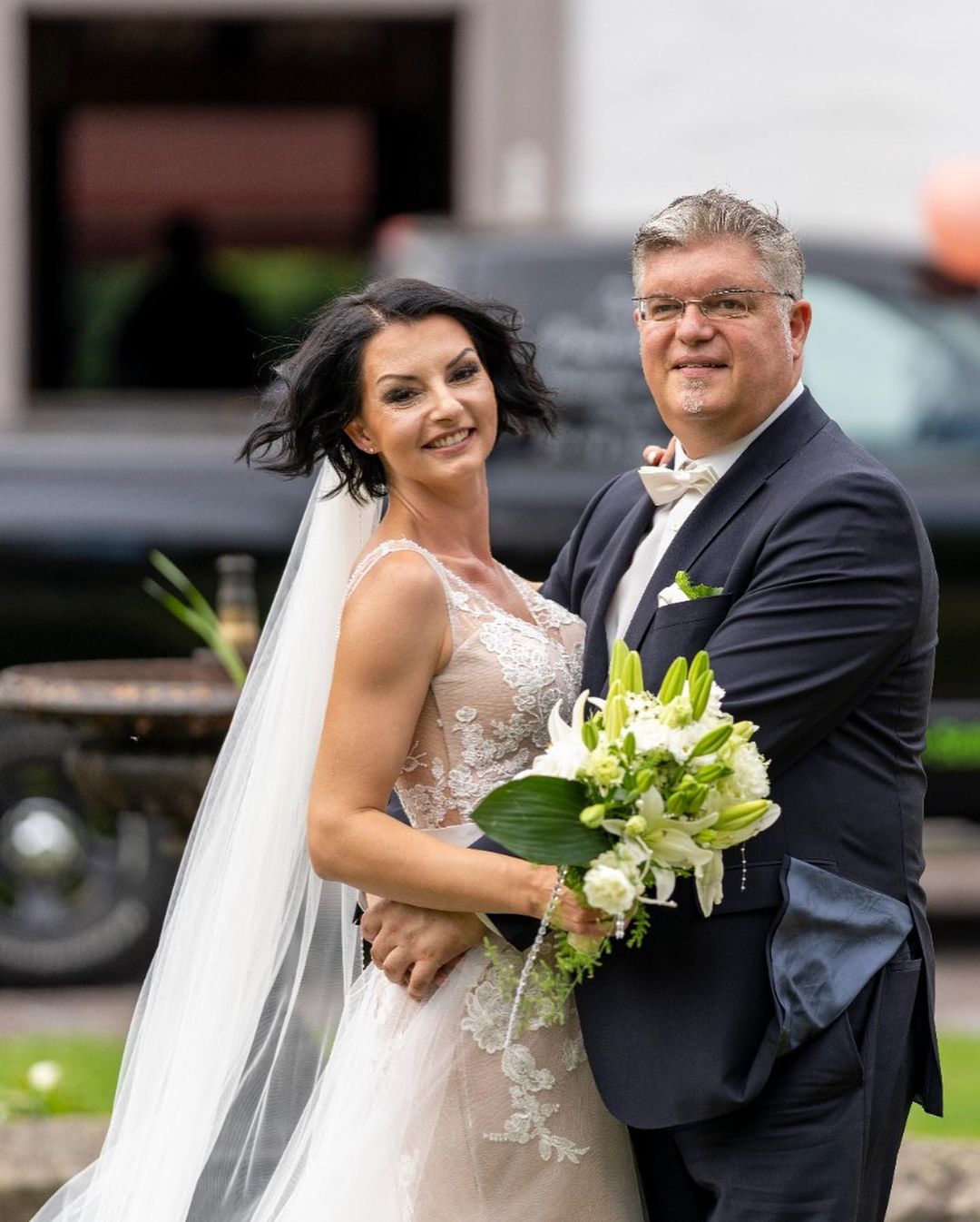 Bodenlanges A-Linien-Brautkleid mit tiefem V-Ausschnitt, rückenfrei, mit Applikationen aus Spitze und Tüll