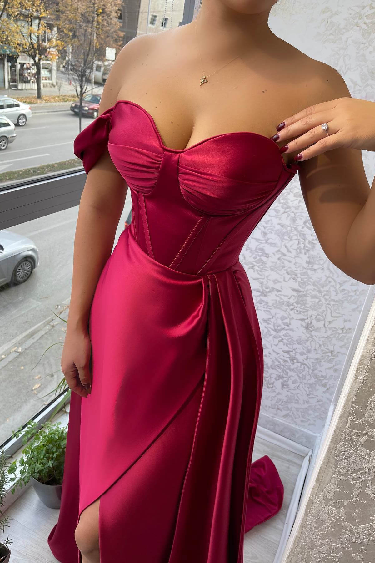 Atemberaubendes, schulterfreies, herzförmiges, geschlitztes Abendkleid mit Rüschen