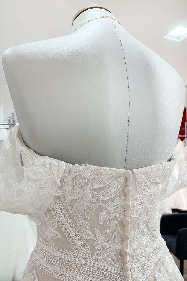 Ärmelloses, schulterfreies Brautkleid in A-Linie mit Spitzenapplikationen