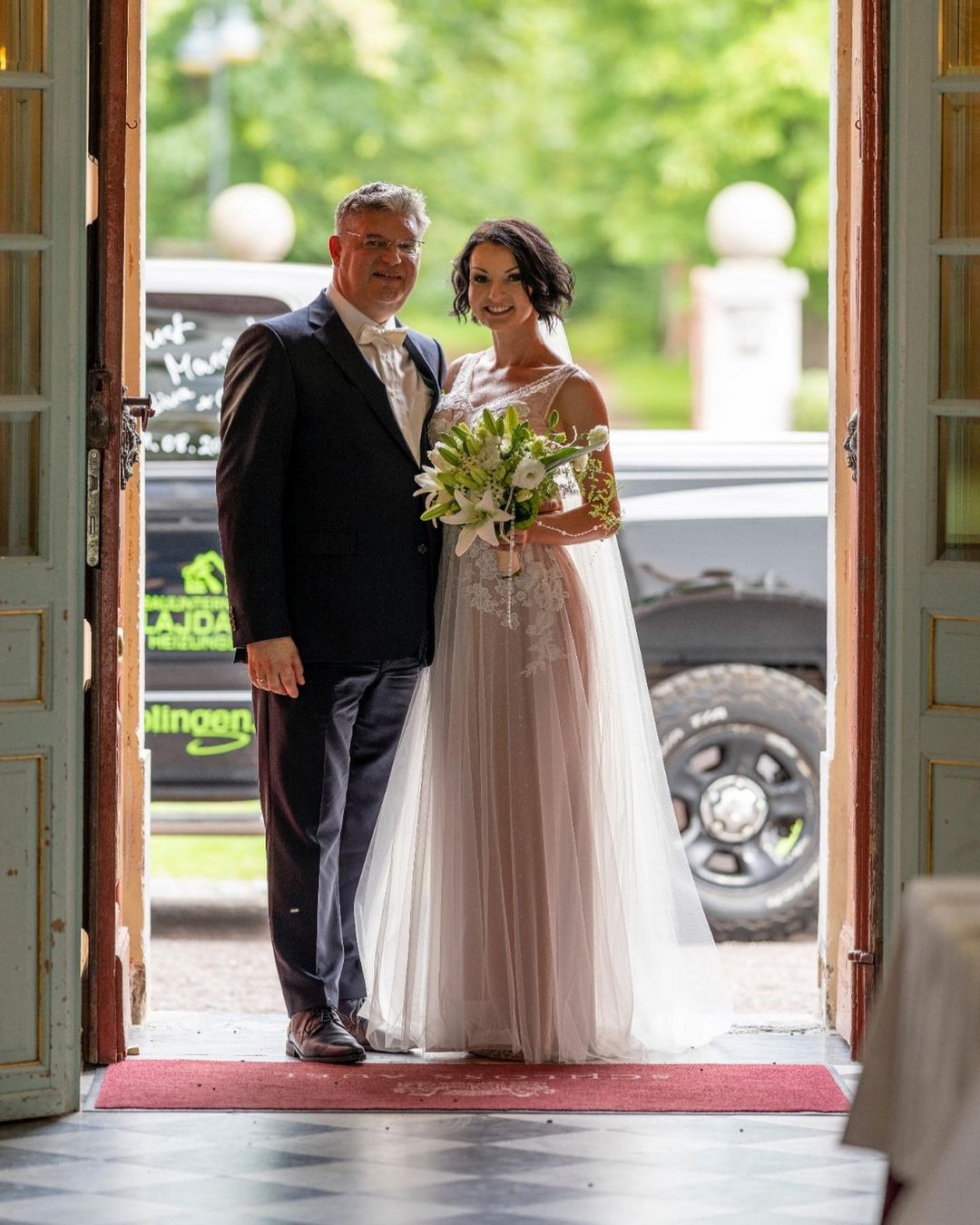 Bodenlanges A-Linien-Brautkleid mit tiefem V-Ausschnitt, rückenfrei, mit Applikationen aus Spitze und Tüll