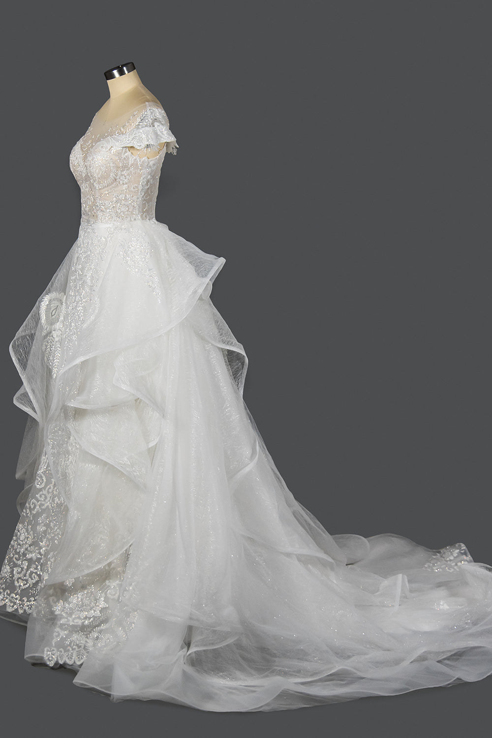 Ballkleid-Brautkleid mit Pailletten, kurzen Ärmeln, Applikationen und Tüllrüschen