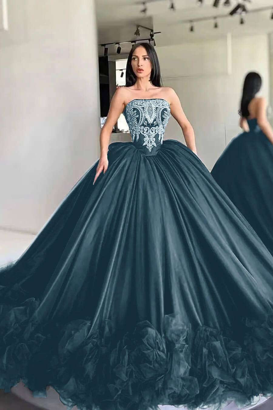 Wunderschönes schwarzes, trägerloses, ärmelloses Meerjungfrau-Abschlussballkleid mit Applikationen