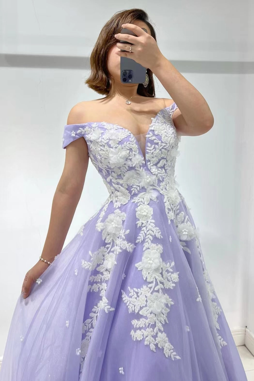 Erstaunliches lilafarbenes herzförmiges, schulterfreies Tüll-Abendkleid mit Applikationen