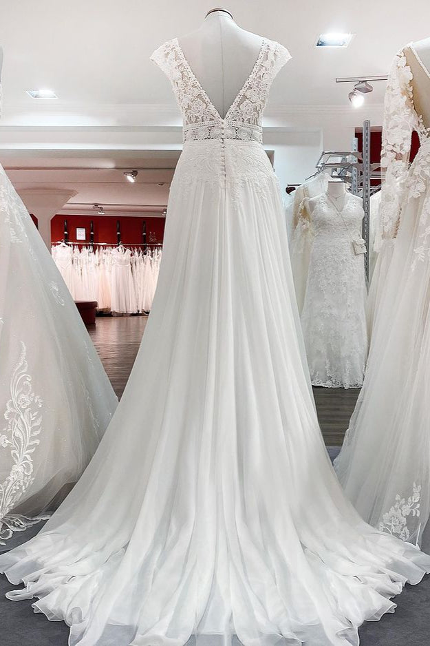 Langes Brautkleid in A-Linie aus Tüll mit V-Ausschnitt und Spitzenapplikationen
