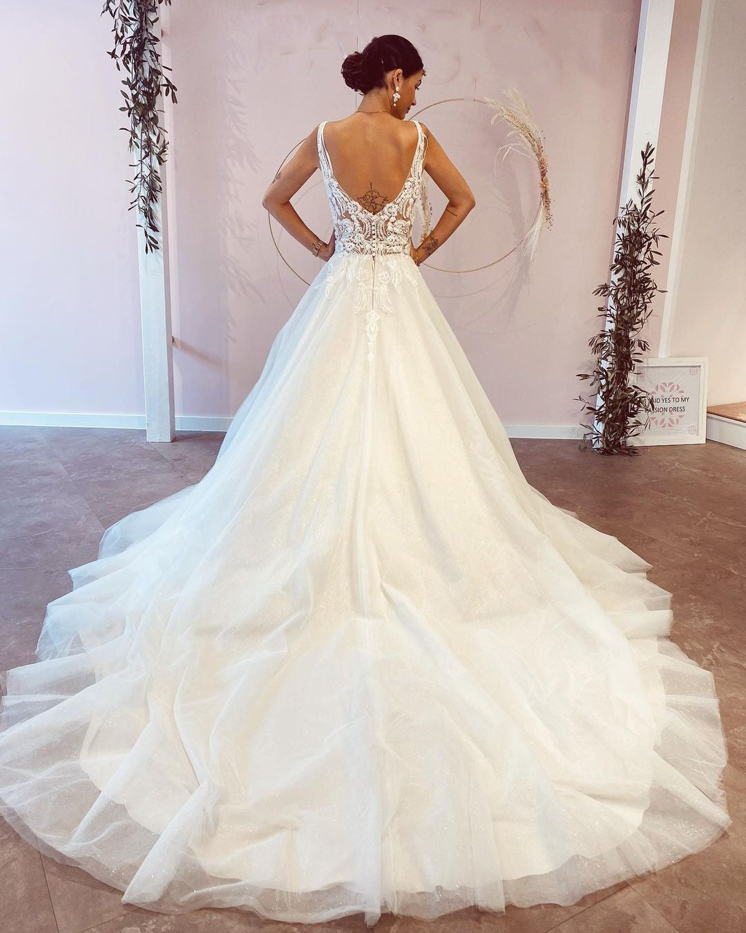 Elegantes, rückenfreies Brautkleid in A-Linie mit tiefem V-Ausschnitt und Spitzenapplikationen