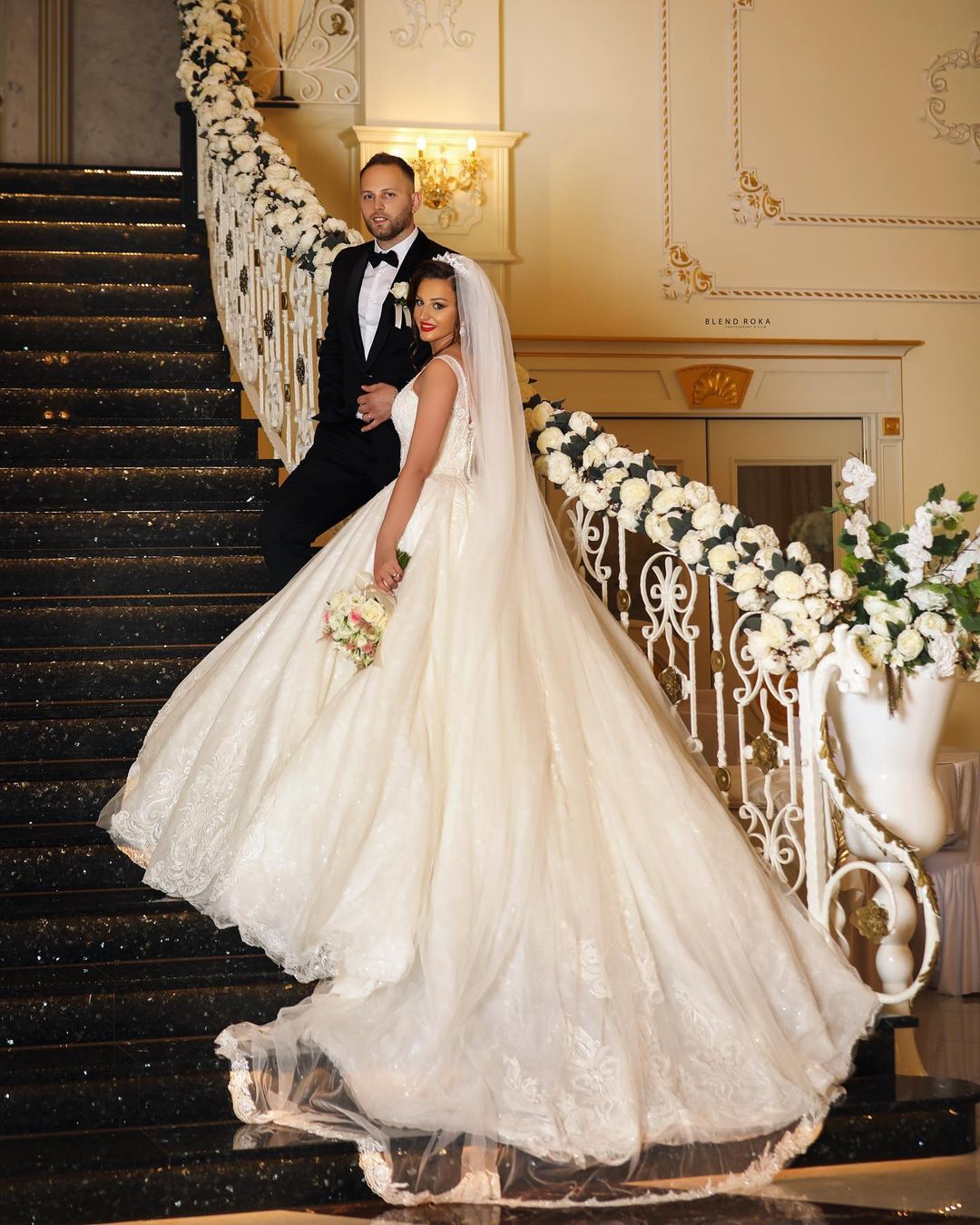 Brautkleid aus Tüll mit V-Ausschnitt und Spitzenapplikationen