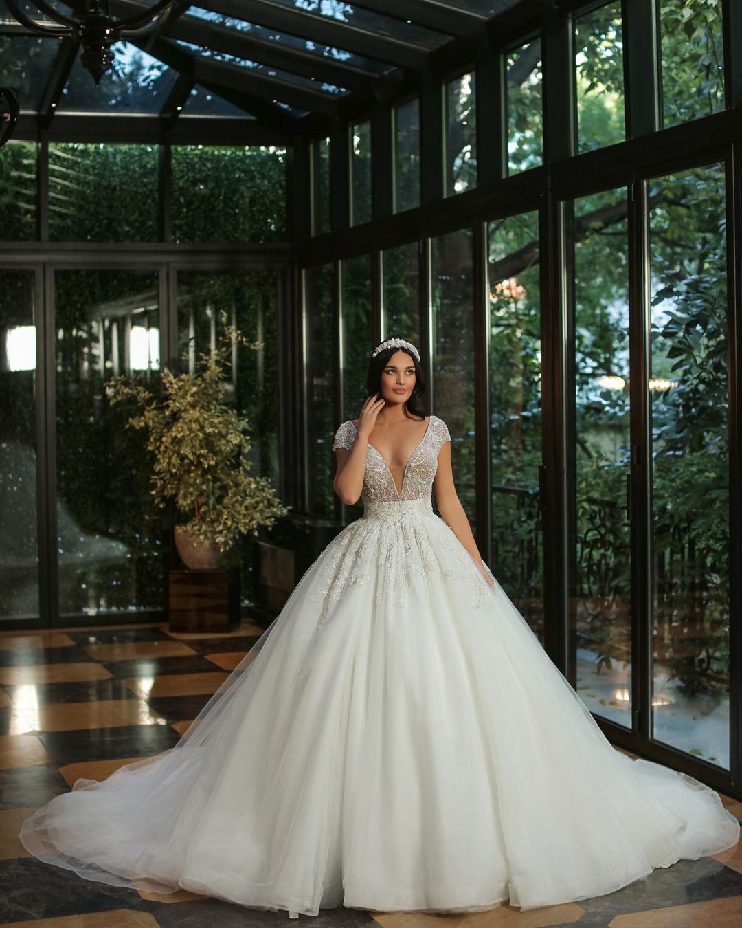 Langes A-Linien-Brautkleid mit V-Ausschnitt, Flügelärmeln und Perlentüll