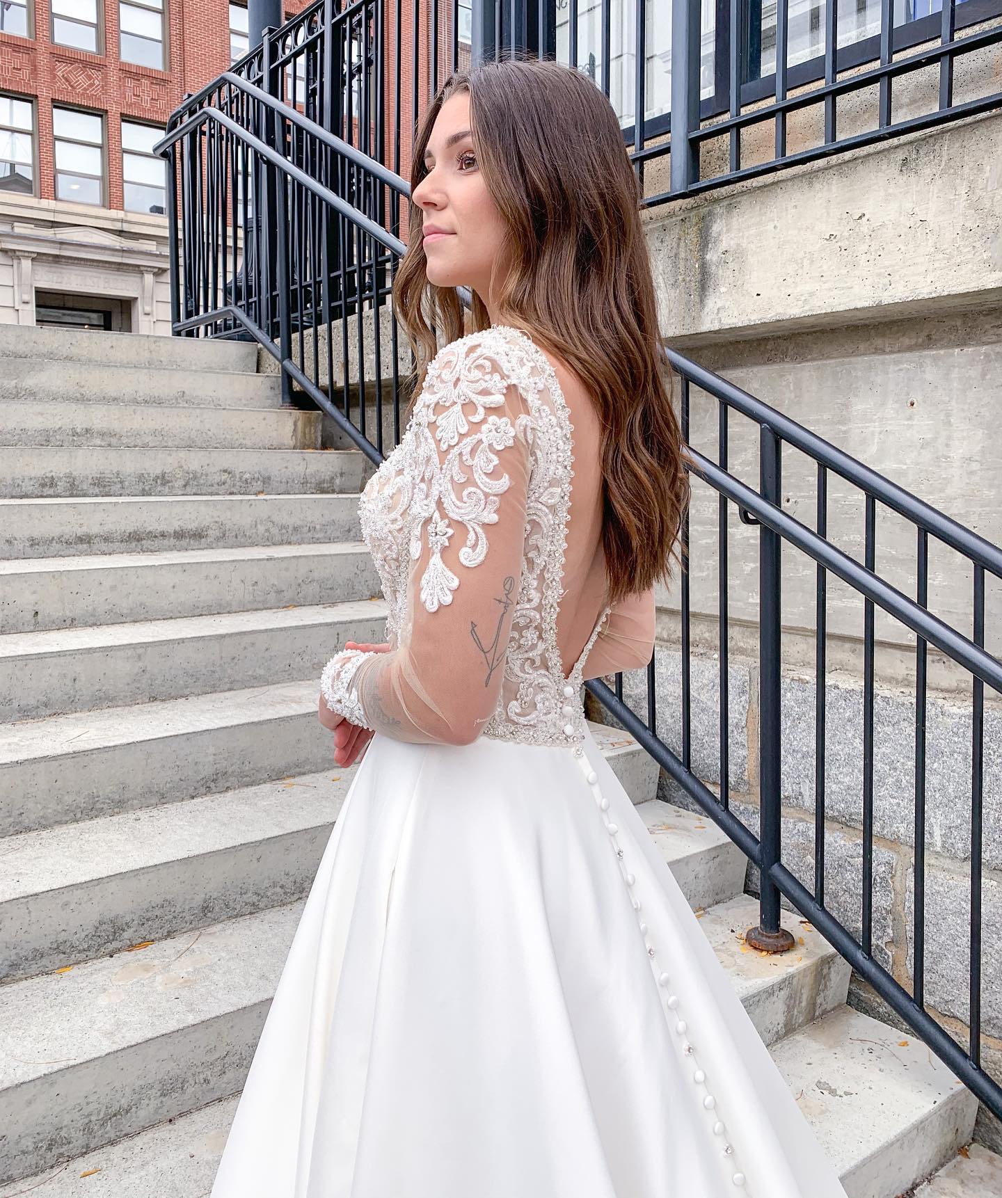Edles, bodenlanges Satin-Brautkleid in A-Linie mit tiefem V-Ausschnitt und offenem Rücken aus applizierter Spitze