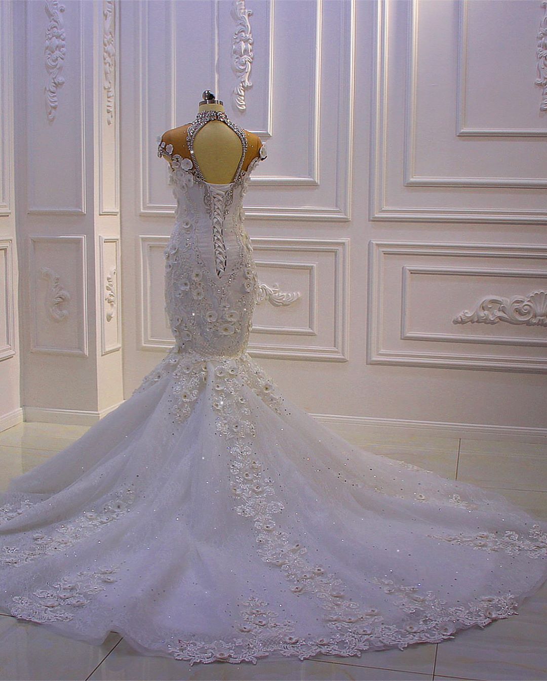Hochgeschlossenes Meerjungfrau-Brautkleid aus Kristalltüll mit Spitzenapplikationen