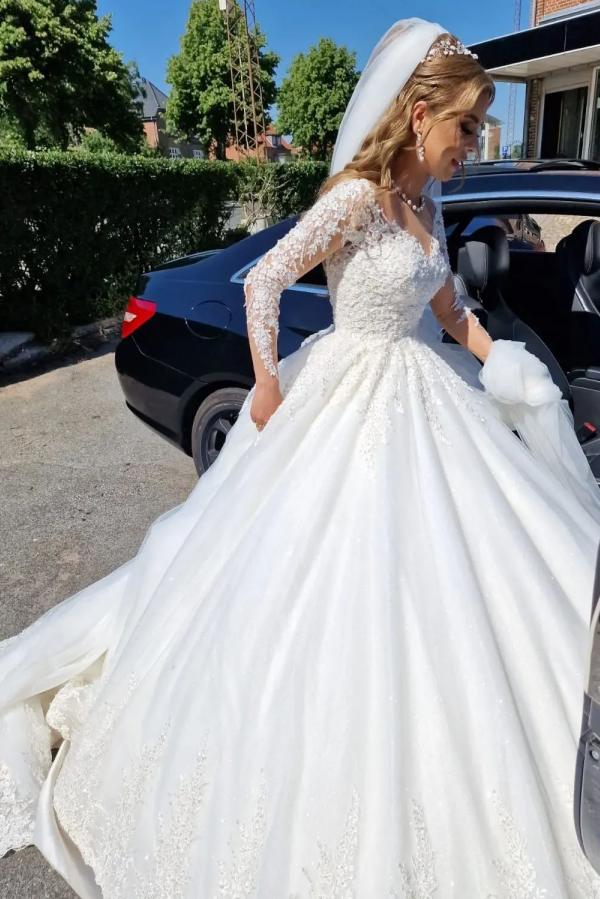 Wunderschönes weißes A-Linien-Hochzeitskleid aus Spitze mit V-Ausschnitt und langen Ärmeln