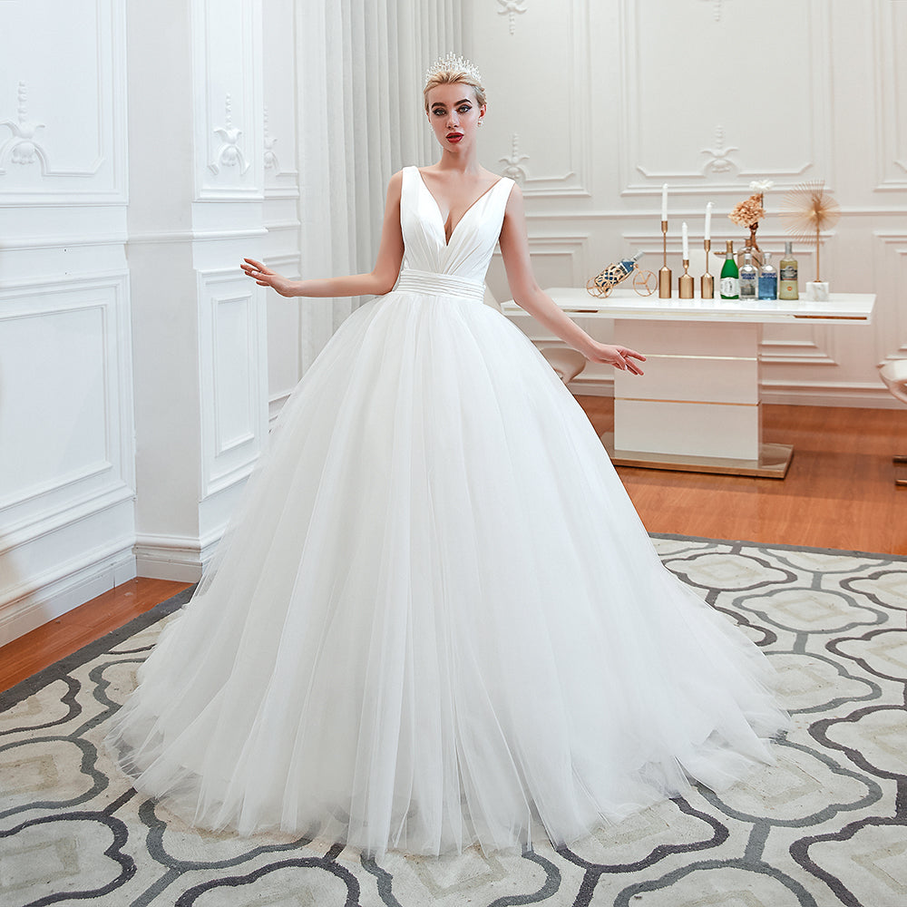 Bodenlanges Brautkleid mit breiten Trägern und tiefem V-Ausschnitt aus Tüll in A-Linie