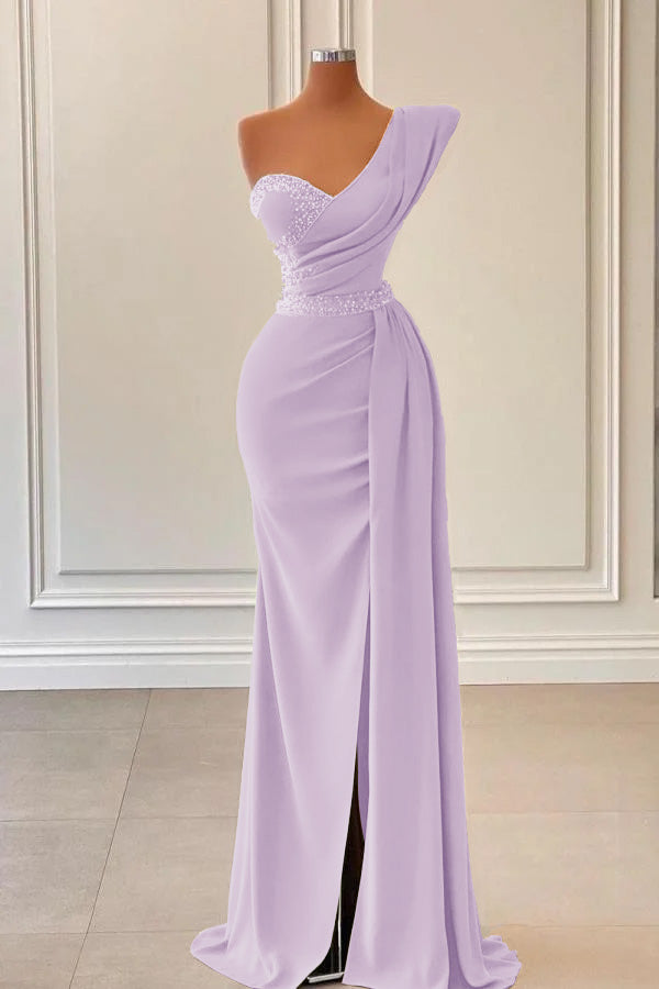 Salbeifarbenes One-Shoulder-Schlitz-Meerjungfrau-Abschlussballkleid mit Perlen