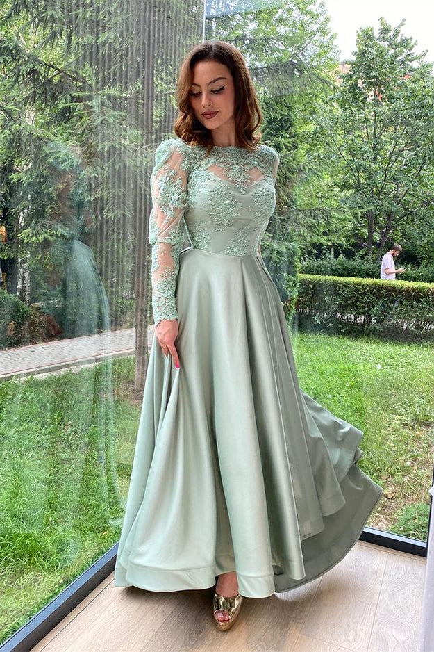 Langärmliges Abendkleid in Dusty Sage mit Schlitz und Spitze
