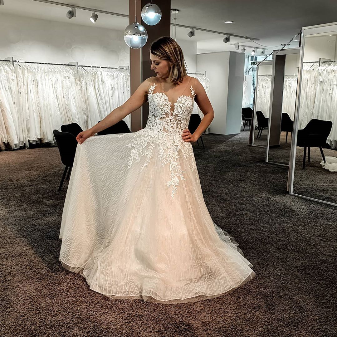 Bodenlanges Tüll-Brautkleid mit V-Ausschnitt, rückenfreier Spitzenapplikation