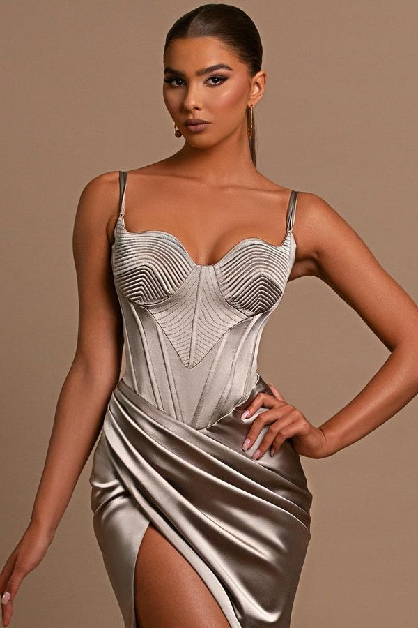 Charmantes graues Abendkleid mit Spaghettiträgern und Schlitzfalten