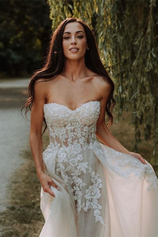 Brautkleid in A-Linie mit herzförmigem Tüll und Spitzenapplikationen