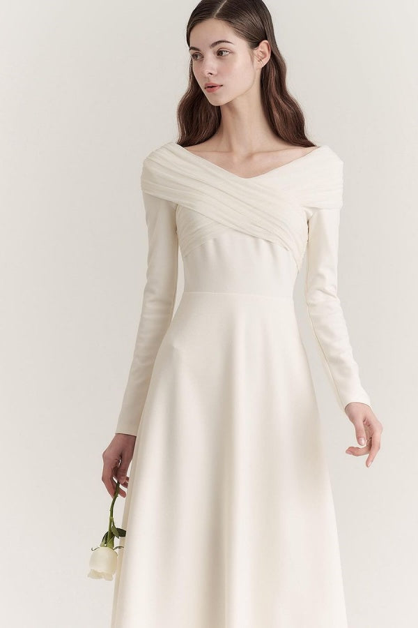 Weißes, elegantes Ballkleid mit langen Ärmeln