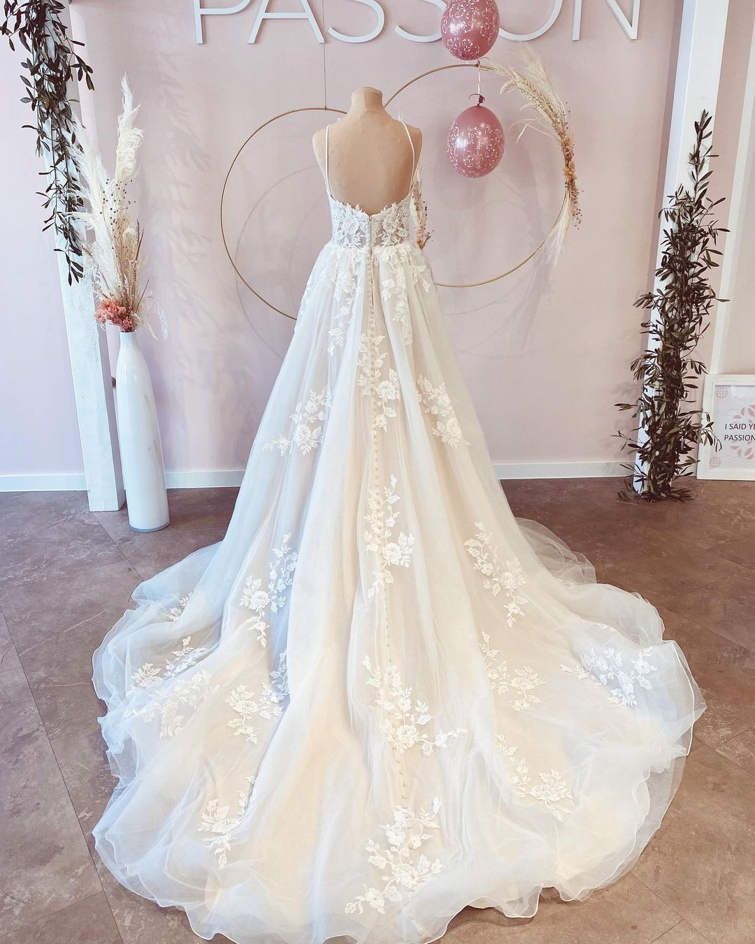 A-Linie, V-Ausschnitt, Spaghettiträger, rückenfrei, langes Brautkleid mit Tüll