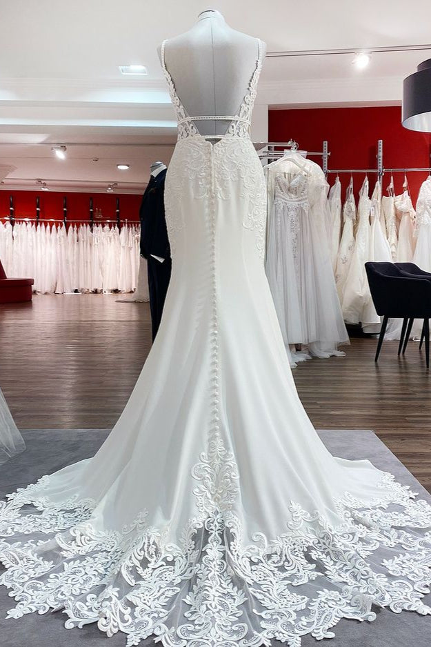 Langes Brautkleid im Meerjungfrau-Stil aus Satin mit V-Ausschnitt, offenem Rücken und Spitzenapplikationen