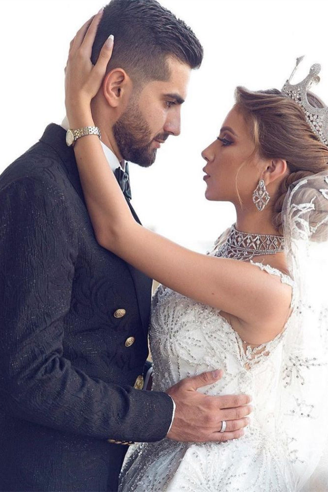 Glamouröses Ballkleid-Brautkleid mit Flügelärmeln und Perlenverzierung