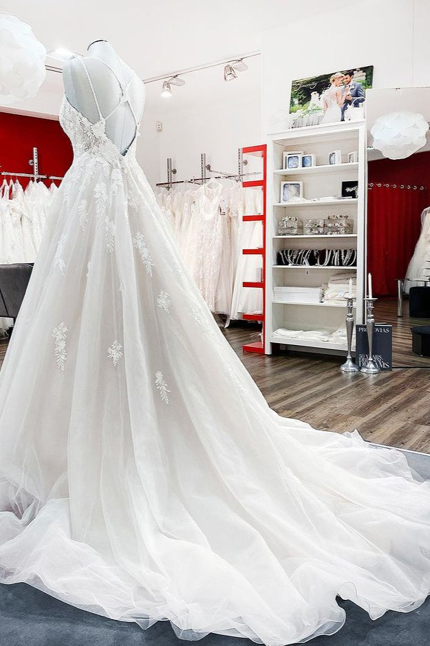 Bescheidenes langes Prinzessin-Brautkleid mit V-Ausschnitt, Spaghettiträgern, Rüschen und Spitzentüll