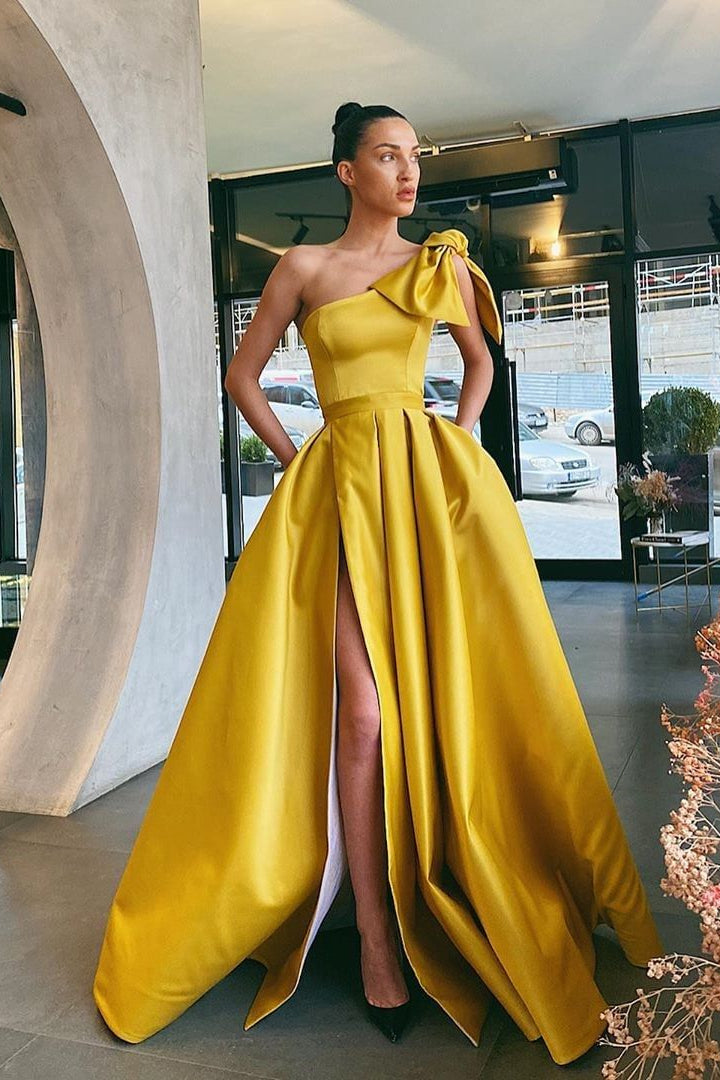 Gelbes One-Shoulder-Abschlussballkleid mit Schlitz und Taschen
