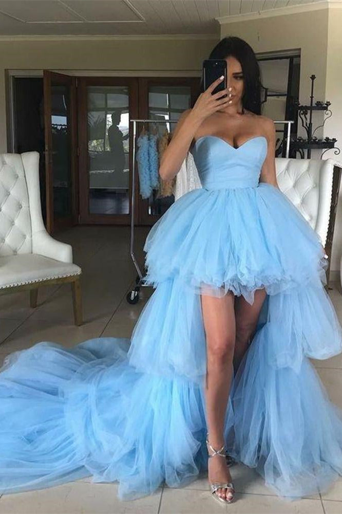 Blaues High-Lo-Abschlussballkleid aus Tüll mit Herzausschnitt