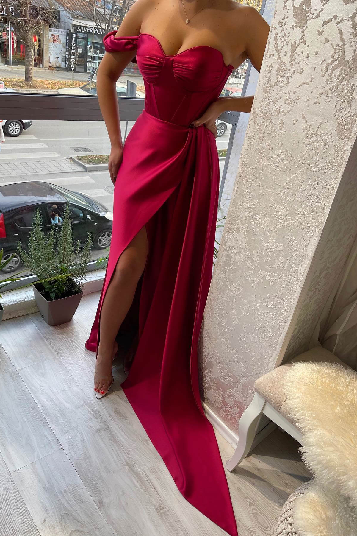 Atemberaubendes, schulterfreies, herzförmiges, geschlitztes Abendkleid mit Rüschen