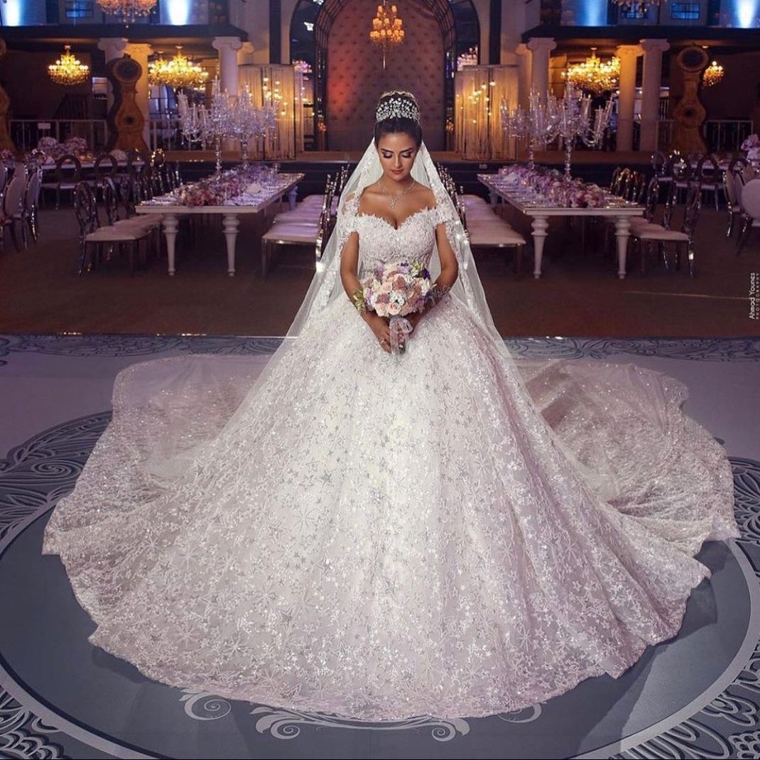 Langes, ärmelloses, schulterfreies Spitzenhochzeitskleid im Prinzessin-Stil