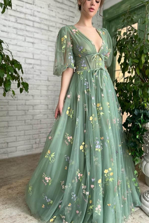 Wunderschönes Abendkleid mit tiefem V-Ausschnitt und halben Ärmeln aus Tüll mit Blumenstickerei