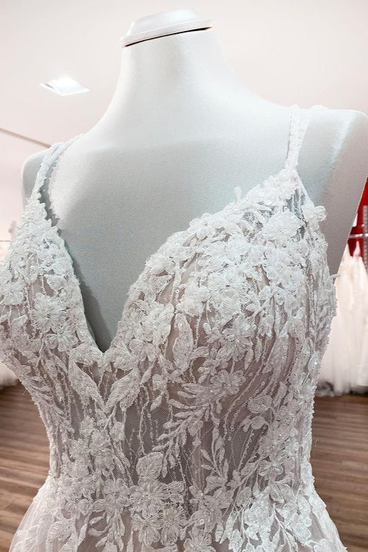 Bescheidenes langes Prinzessin-Brautkleid mit V-Ausschnitt, Spaghettiträgern, Rüschen und Spitzentüll