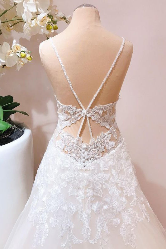 Bodenlanges A-Linien-Brautkleid mit Spaghettiträgern und Applikationen aus Spitzentüll