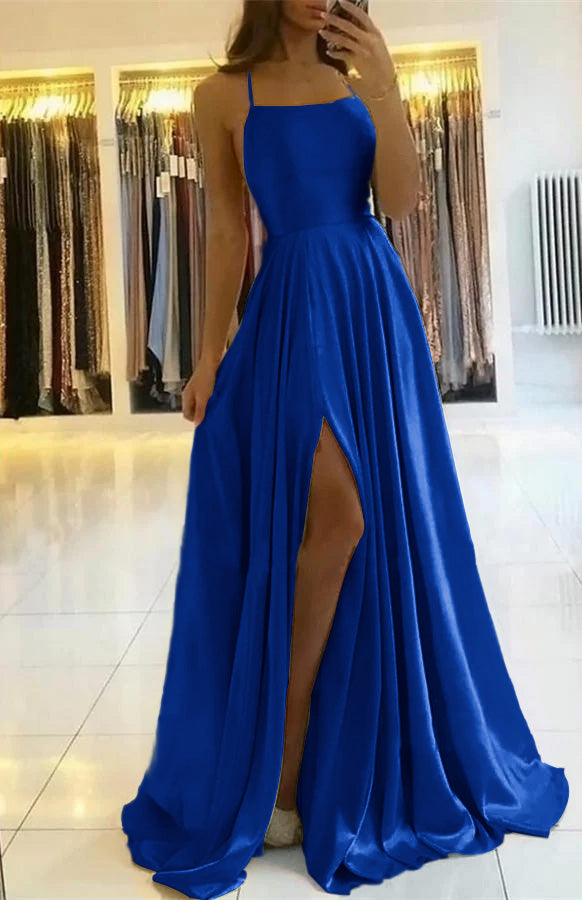 Salbeigrünes, langes, plissiertes Ballkleid mit Spaghettiträgern und Schlitz