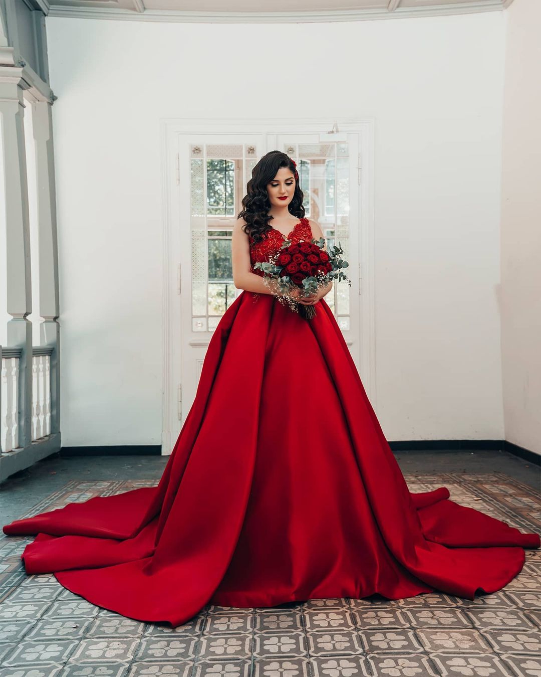Langes Ballkleid im Prinzessin-Stil, Satin-Brautkleid mit V-Ausschnitt und Spitze