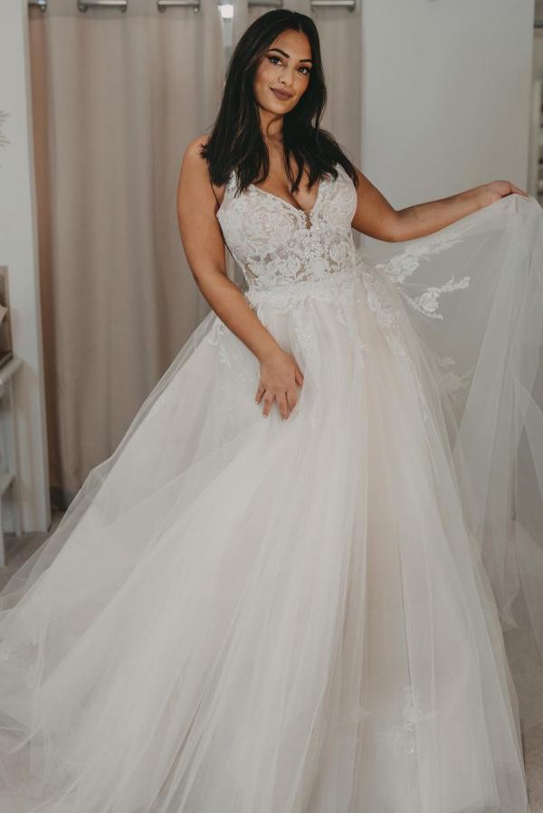 Elegantes langes Brautkleid in A-Linie mit V-Ausschnitt und offenem Rücken aus Tüll