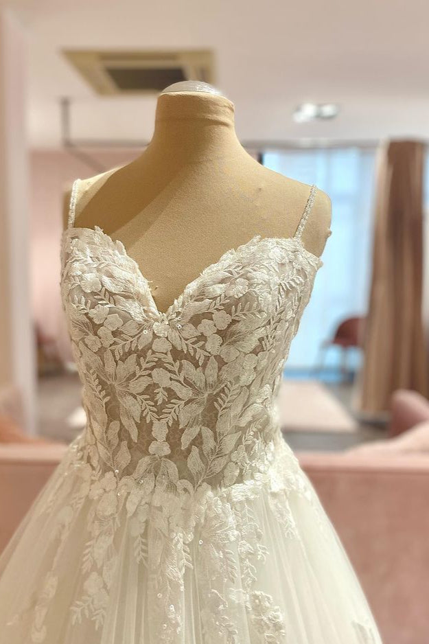 Attraktives, herzförmiges A-Linien-Brautkleid mit Spaghettiträgern und floralem Spitzentüll