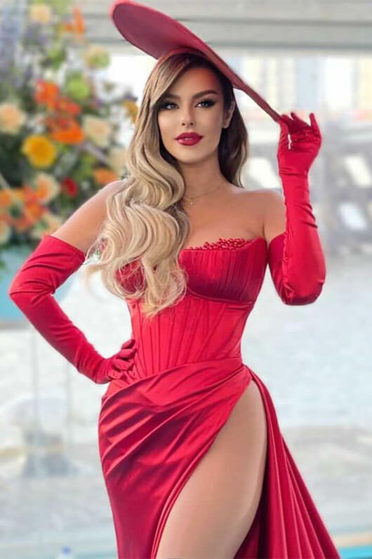 Bezauberndes rotes Abendkleid, schulterfrei, trägerlos, lange Ärmel mit Schlitz
