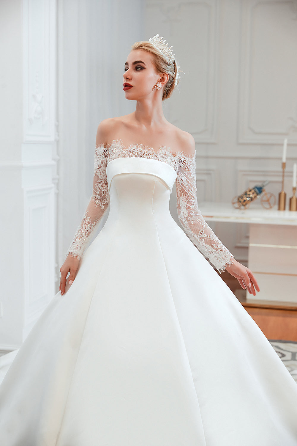 Atemberaubendes, schulterfreies, langärmliges A-Linie-Brautkleid aus Satin mit Spitze