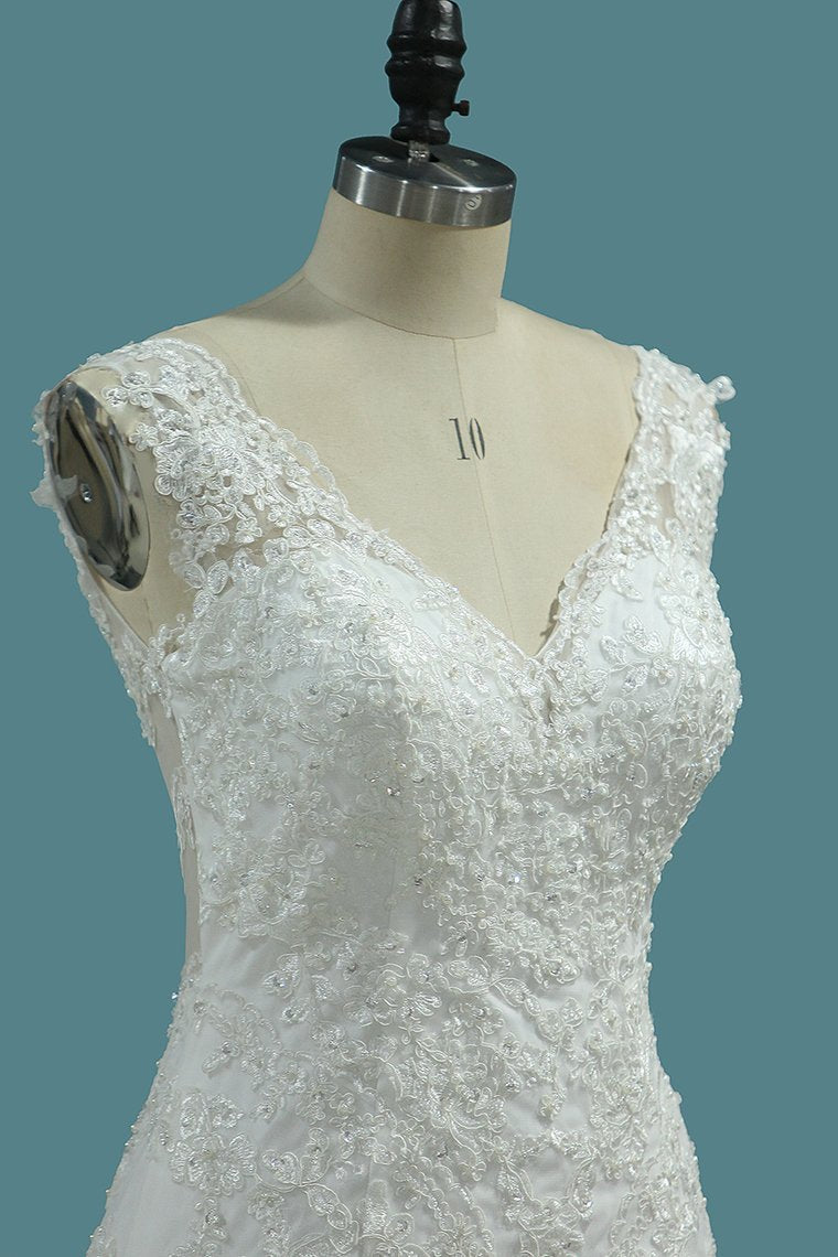 Bodenlanges Meerjungfrau-Brautkleid mit breiten Trägern, V-Ausschnitt und Spitzenapplikationen