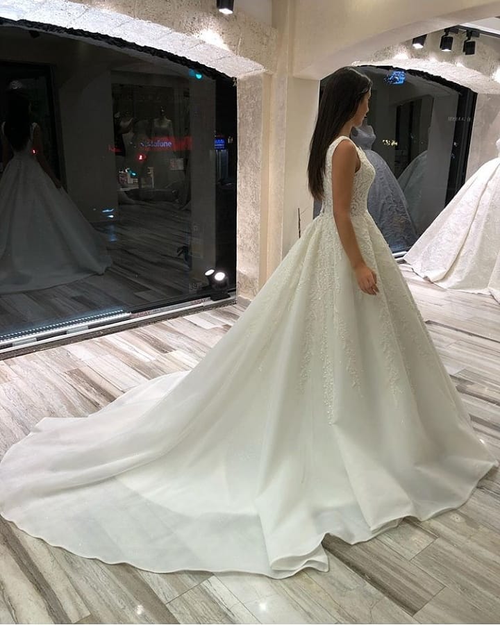 Ärmelloses langes Brautkleid in A-Linie mit V-Ausschnitt und Perlen